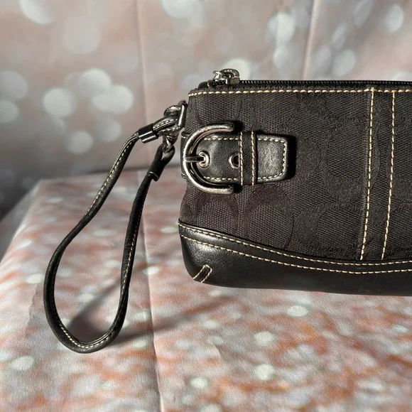 Coach wristlet. - Picture 6 of 7